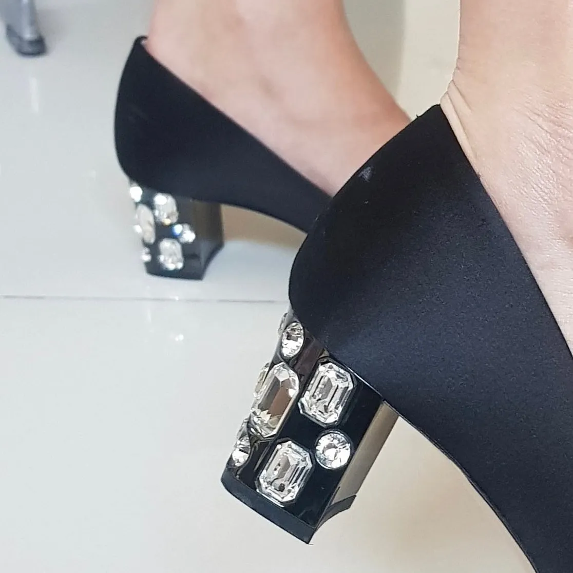 Peep Toe Miu Miu Salto com Cristais Preto